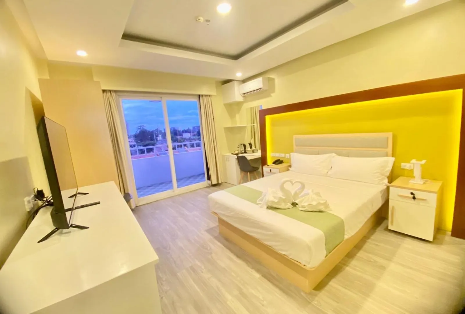 Famous Maple Hotel 安吉利斯