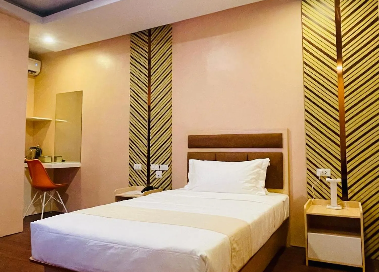Famous Maple Hotel 安吉利斯