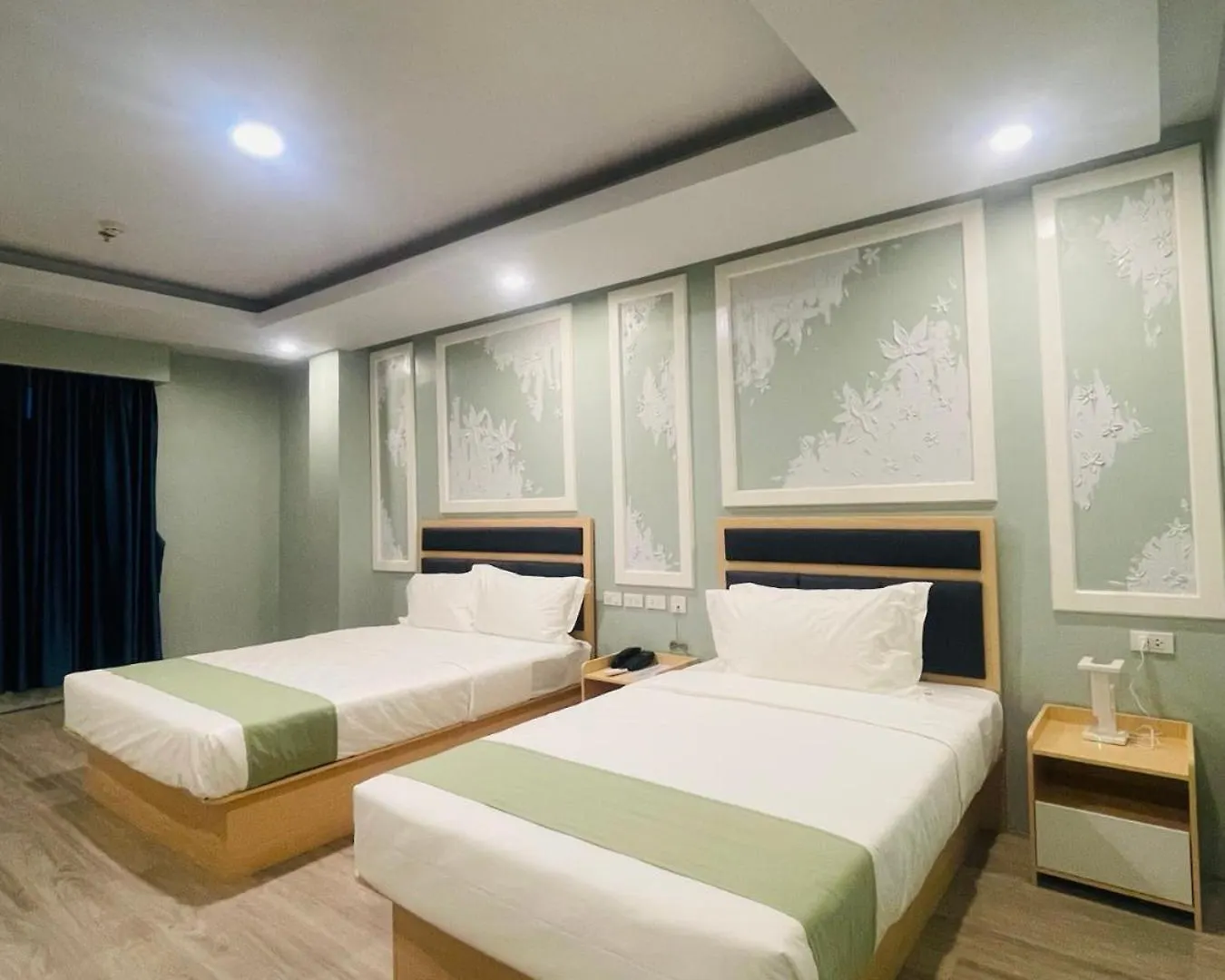 Famous Maple Hotel 安吉利斯